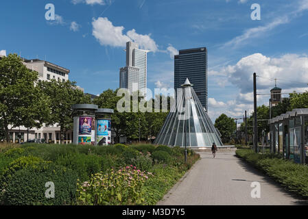 Los rascacielos y la estación de metro en la facilidad del Parque de Friedrich Ebert en Frankfurt, Alemania Foto de stock