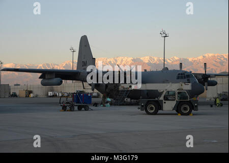 Los aviadores del Escuadrón de Mantenimiento de Aeronaves expedicionaria 455a realizar tareas de mantenimiento en un EC-130H Brújula llamada el 2 de febrero de 2018, en el aeródromo de Bagram, Afganistán. El EC-130H Compass Call es un arma táctica aérea utilizando un sistema fuertemente modificada versión del C-130H diseñado para interrumpir las comunicaciones de comando y control del enemigo y adversario limita la coordinación esencial para la gestión de la fuerza enemiga. (Ee.Uu. La fuerza