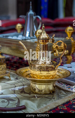 Hermoso Golden árabe cafetera brough fuera para dar la bienvenida a los huéspedes
