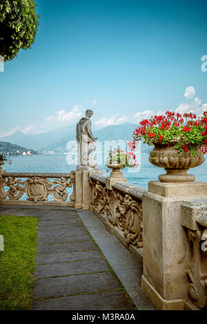 Vista sobre el Lago Como desde la terraza de la Villa del Balbianello en Lenno, Italia