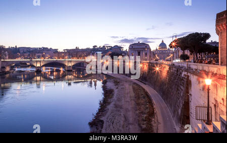 Roma, Italia. Vaticano la cúpula de San Pietro y Sant'Angelo, el puente sobre el río Tíber Foto de stock
