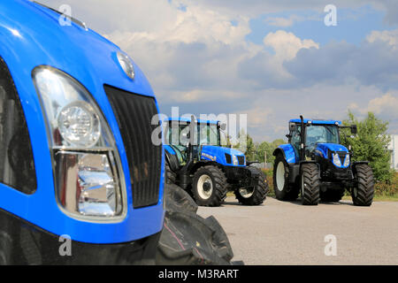 SALO, Finlandia - Agosto 9, 2014: New Holland tractores agrícolas en la pantalla. New Holland después de 1,6 millones de tractores, celebra 50 años de tractores