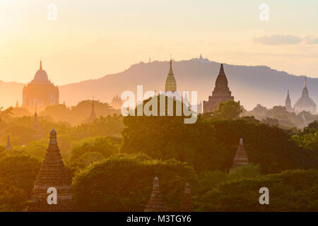 Bagan: Thatbyinnyu templo, el Templo de Ananda, templos en Old Bagan, stupa Tan Kyi Paya en la cima de la montaña, , región de Mandalay, Myanmar (Birmania)