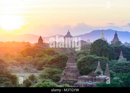 Bagan: Thatbyinnyu templo, el Templo de Ananda, templos en Old Bagan, stupa Tan Kyi Paya en la cima de la montaña, , región de Mandalay, Myanmar (Birmania)