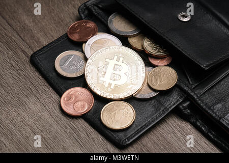 Monedero bitcoin con euros y céntimos Foto de stock