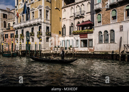 Venecia-Marzo 9: imagen icónica con gondola,gondolero y edificios de estilo clásico,Venecia,Italia,en marzo de 9,2017.