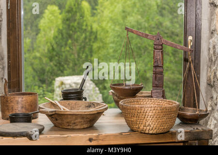 Cocina medieval con herramientas, cestas, escala, chimenea Foto de stock