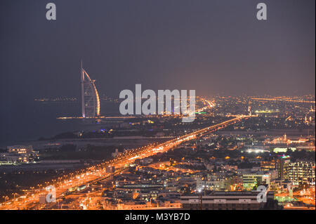 Dubai, Emiratos Árabes Unidos. El 11 de febrero, 2018. DUBAI, Emiratos Árabes Unidos - 11 de febrero de 2018. Una vista panorámica de Dubai en la noche. Crédito: ASWphoto/Alamy Live News