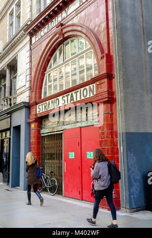 La antigua estación de metro Strand abrió en 1907 fue rebautizado como Aldwych poco después. La estación se cerró en 1994. Foto de stock