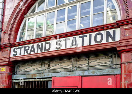 La antigua estación de metro Strand abrió en 1907 fue rebautizado como Aldwych poco después. La estación se cerró en 1994. Foto de stock