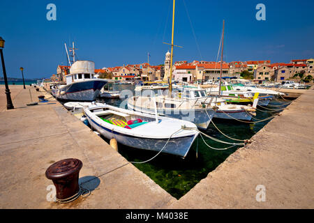 Isla de Harbour y Prvic Sepurine waterfront ver en aldea, Sibenik, archipiélago de Croacia Foto de stock