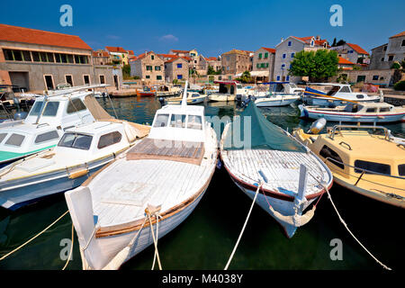 Isla de Harbour y Prvic Sepurine waterfront ver en aldea, Sibenik, archipiélago de Croacia Foto de stock
