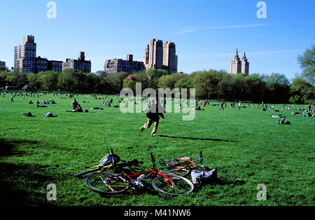 Estados Unidos, la ciudad de Nueva York, Central Park, el farniente y deporte los domingos en el Sheep Meadow Foto de stock