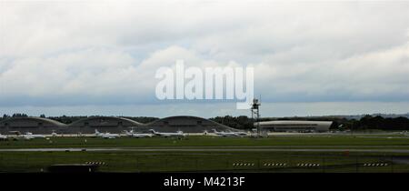 Del aeropuerto de Farnborough, Hampshire, Reino Unido, con los aviones en la pista