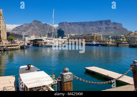 V&A Waterfront, Ciudad del Cabo, Sudáfrica, con los barcos en el puerto deportivo, el Hotel Cape Grace con Table Mountain detrás Foto de stock