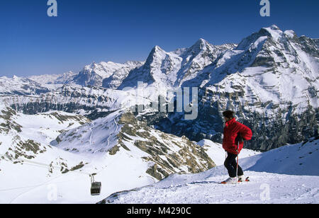 Suiza. Murren. Berner Oberland. JungfSkier en ladera de montaña. Teleférico. Foto de stock