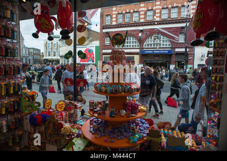 Londres, Reino Unido. Tienda de dulces, Camden Town. Foto de stock