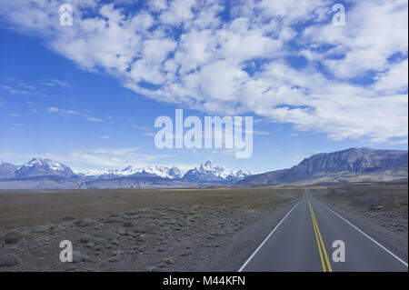 Patagonia,el cerro Fitz Roy y el Cerro Torre.Road en t