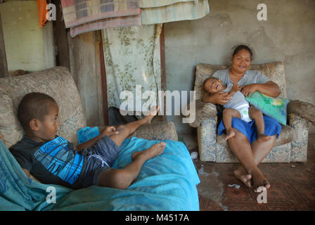 Una madre y sus dos hijos pequeños en casa, Rakiraki, Fiji.