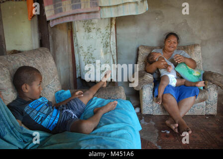 Una madre y sus dos hijos pequeños en casa, Rakiraki, Fiji.