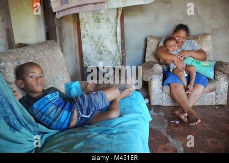 Una madre y sus dos hijos pequeños en casa, Rakiraki, Fiji.