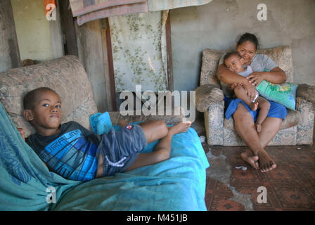 Una madre y sus dos hijos pequeños en casa, Rakiraki, Fiji.
