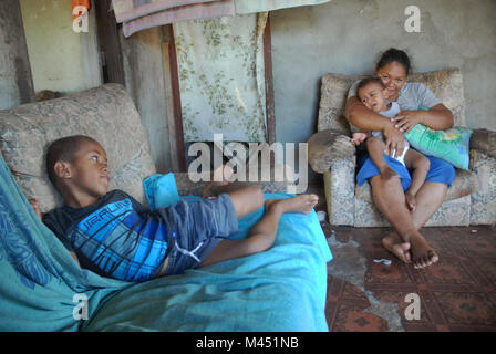 Una madre y sus dos hijos pequeños en casa, Rakiraki, Fiji.
