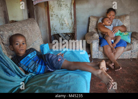 Una madre y sus dos hijos pequeños en casa, Rakiraki, Fiji.