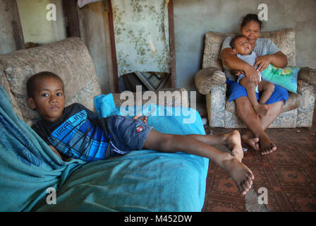 Una madre y sus dos hijos pequeños en casa, Rakiraki, Fiji.