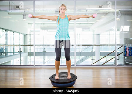 Ejercicio de equilibrio con bosu BALL, mujer y en un gimnasio Fotografía de  stock - Alamy