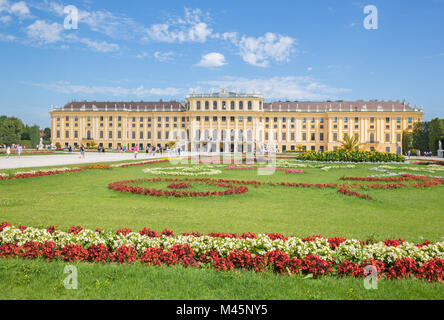 Viena, Austria - Julio 30, 2014: el palacio de Schonbrunn y jardines.