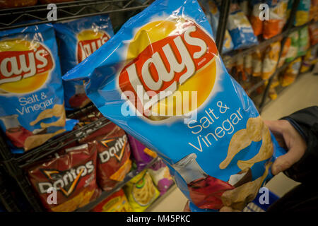 sorpresa barajar motor Un comprador elige una bolsa de PepsiCo frito-Lay brand patatas chips  bocadillos en un supermercado en Nueva York el lunes, 12 de febrero de  2018. (Foto de Richard B. Levine Fotografía de