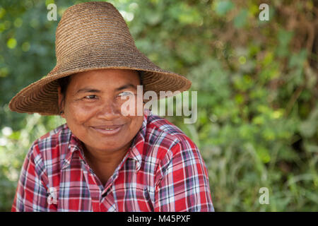 Birmanos locales mujer con sombrero de paja en la venta de cultivos locales en Myanmar
