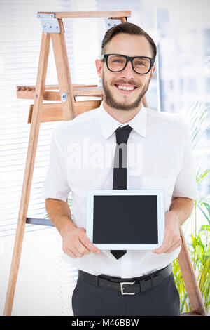 Imagen compuesta de geek empresario mostrando su tablet pc Foto de stock