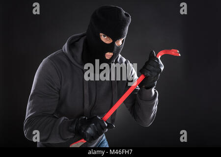 Hombre vestido con pasamontañas y manteniendo una palanqueta Fotografía de  stock - Alamy