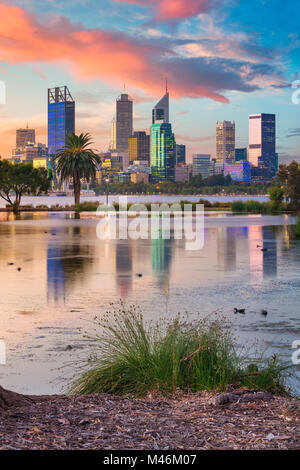 Perth. Imagen del paisaje urbano de la ciudad de Perth, Australia, durante la puesta de sol.