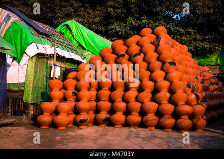 Pila de potes en la ribera del río Irrawaddy en Birmania Myanmar Mandalay Foto de stock