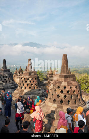 Turistas en el templo budista de Borobudur. Regency Magelang, Java, Indonesia.
