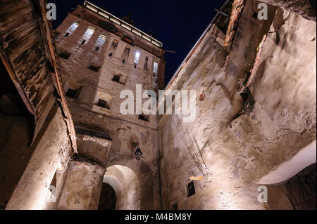 Watch Tower en Sighisoara, Rumania, la ciudad en la noche Foto de stock