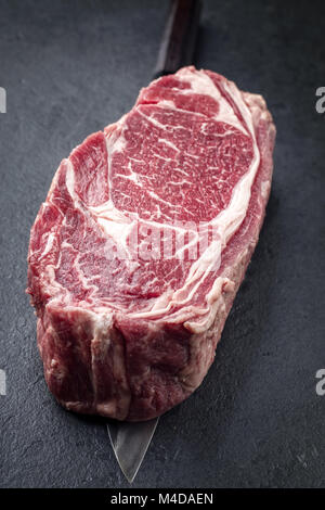 Materias secas ancianos Wagyu CHULETA Entrecot sobre un Cuchillo Japonés