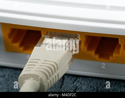 Los routers inalámbricos y de cable de red en la tabla Foto de stock