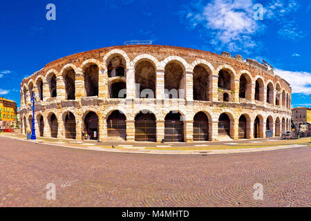 Anfiteatro Romano Arena di Verona y Piazza Bra square vistas panorámicas, hito en la región del Véneto, Italia Foto de stock