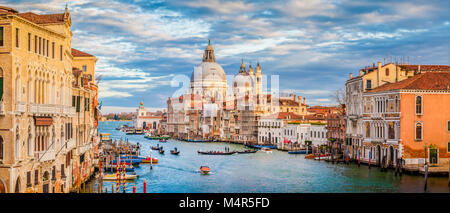 Classic vista panorámica del famoso Canal Grande, con la Basílica di Santa Maria della Salute en la hermosa luz del atardecer dorado al atardecer, Venecia, Italia