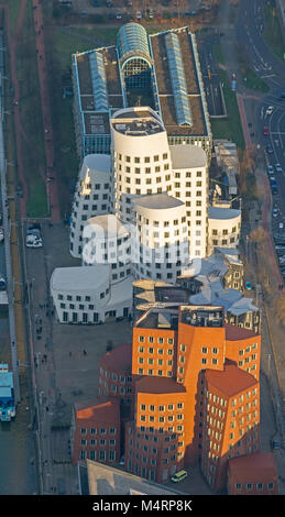 Vista aérea, edificios de Gehry, Media Harbour, el puerto de Düsseldorf, Neuer Zollhof edificios de Gehry, Duesseldorf Media Harbour, Dusseldorf, Renania del Norte, R Foto de stock