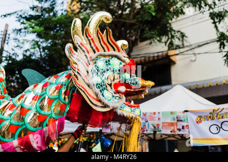 BANGKOK, TAILANDIA - Febrero 18, 2018: un dragón tradicional desfiles de disfraces por las calles durante el Año Nuevo Chino. Foto de stock