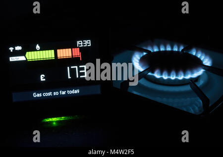 Tecnología Smart Chameleon medidor mostrando el coste del gas utilizado hoy con encimera de gas, en el fondo, Inglaterra, Reino Unido.