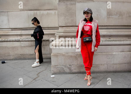Blogger de moda Renata Soares, de España, viste de Zara y Ego zapatos durante Otoño/Invierno 2018 La Semana de la de Londres fuera de moda espacio Scout de stock -