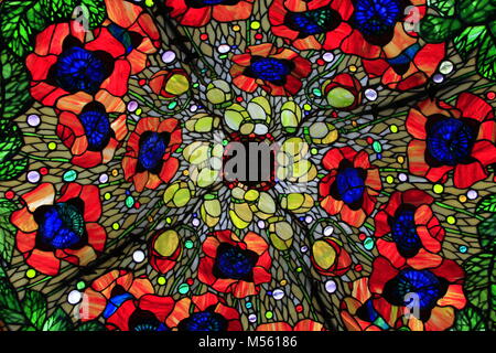 Vitral de vidrios multicolores como amapolas rojas flores Foto de stock