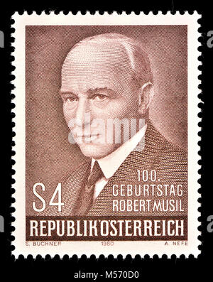 Sello austriaco (1980) : Robert Musil (1880 - 1942) escritor filosófico austríaca. Autor de Der Mann ohne Eigenschaften / El hombre sin qua Foto de stock