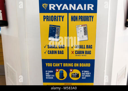 Ryanair 2018 nuevas normas de Equipaje de Mano El equipaje de mano, verificador de tamaño. Equipaje puesto de medición. Llevar sizer con Ryan Air de prioridad de embarque Fotografía de stock -